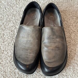NAOT SLIP-ON LEATHER SHOE SIZE 37